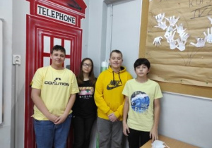 Zdjęcie przedstawia uczniów kl. 8 a ubranych na żółto.